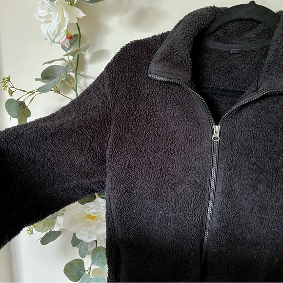 Uniqlo Fleece Jacket - Picture 7 of 9